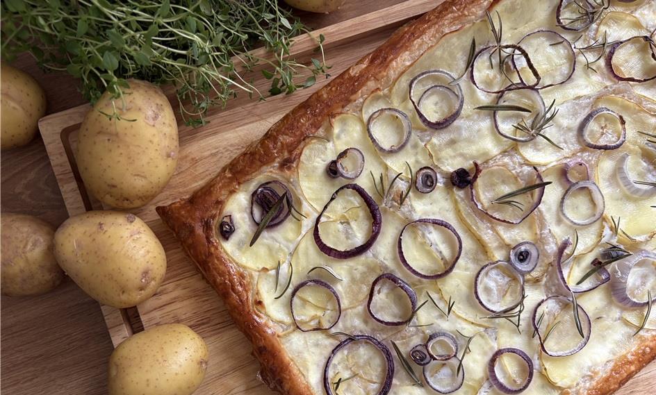 Butterdejspizza med kartoffel, rødløg og rosmarin