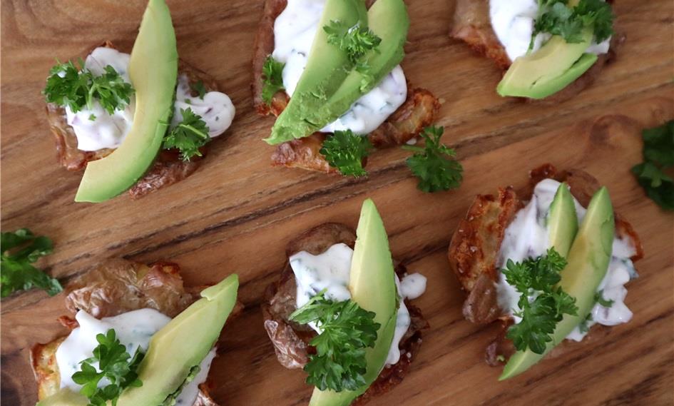 Knuste kartofler med urtecreme og avokado - nem opskrift af kartoffelrester